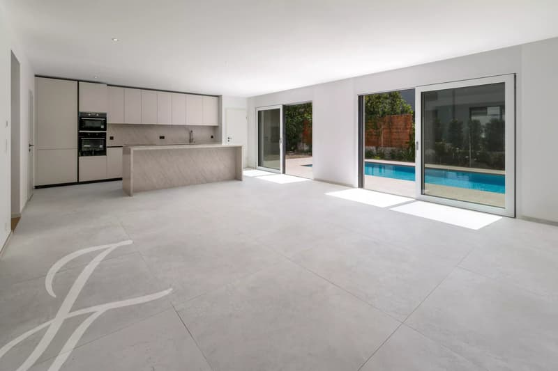 A few steps from the lake shore: Renovated villa with swimming pool (7)