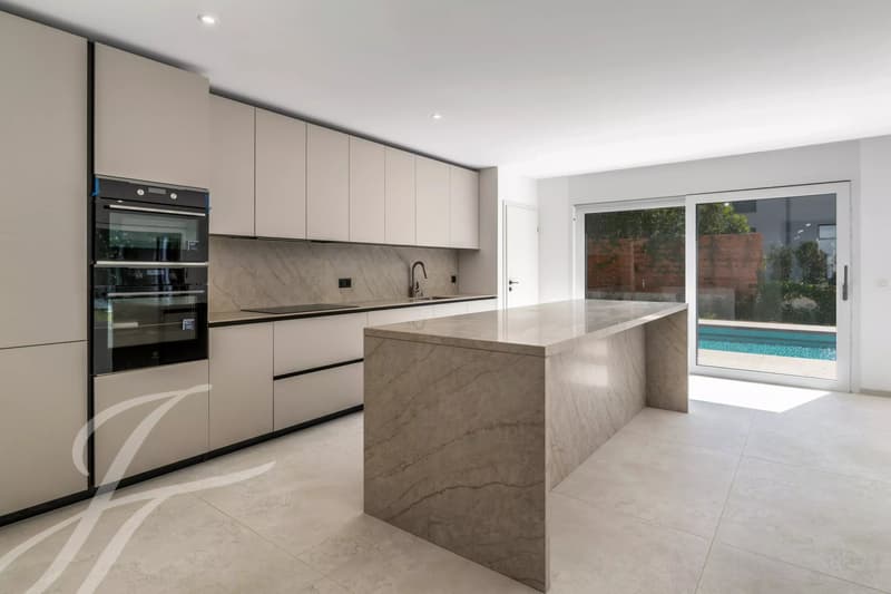 A few steps from the lake shore: Renovated villa with swimming pool (4)