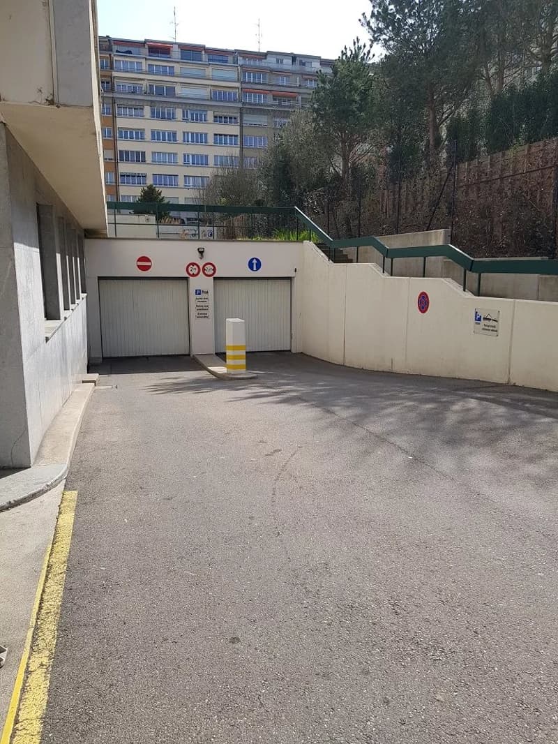 Au coeur de Champel - place de parking pour moto sécurisée au 2ème sous-sol (1)