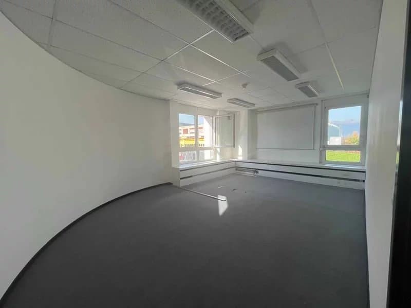 Bureaux aménagés à proximité de l'aéroport (3)
