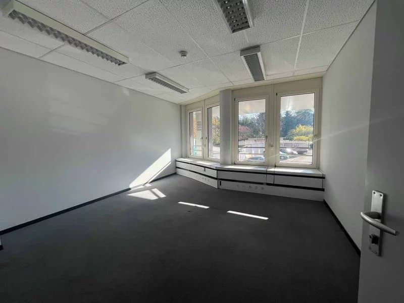 Bureaux aménagés à proximité de l'aéroport (4)