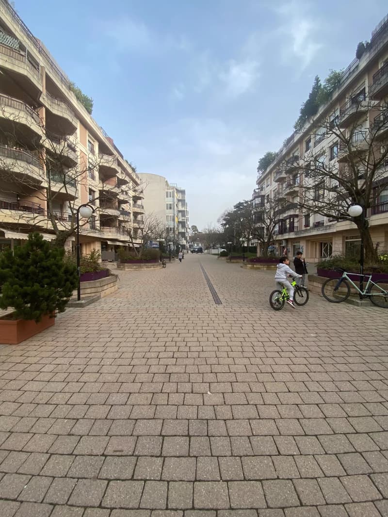 Arcade dans un quartier résidentiel (3)