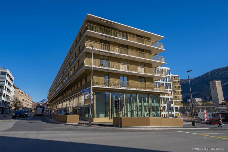 À louer ? Surface commerciale de 97 m² bénéficiant d'une visibilité exceptionnelle à Cour de Gare, Sion (2)