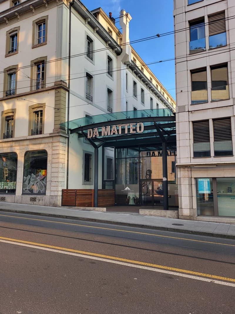 Arcade commerciale avec dépôt et parking, situation idéale ! (1)