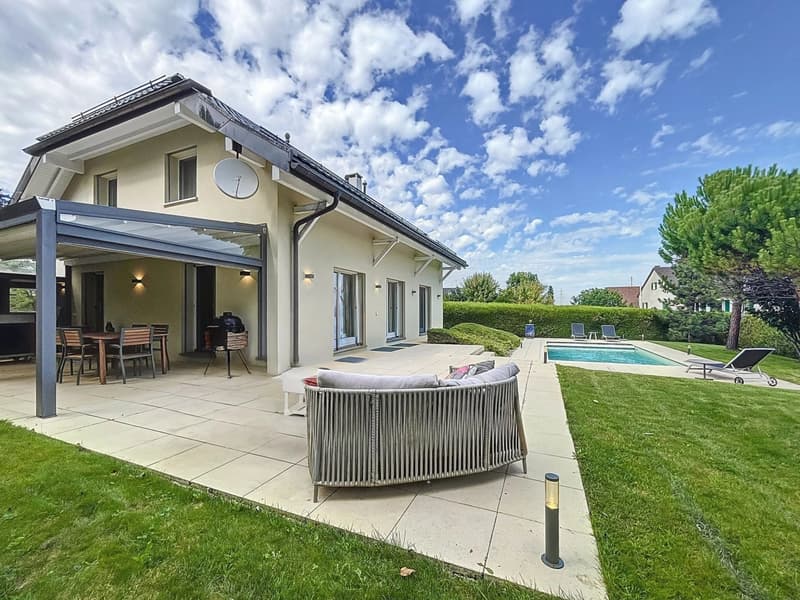 En exclusivité : Belle villa rénovée à proximité de Nyon (2)