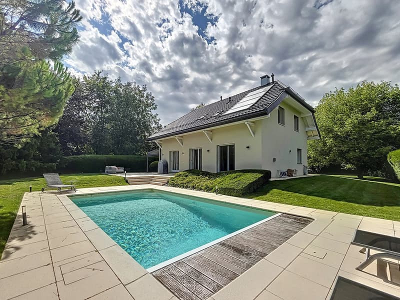En exclusivité : Belle villa rénovée à proximité de Nyon (1)