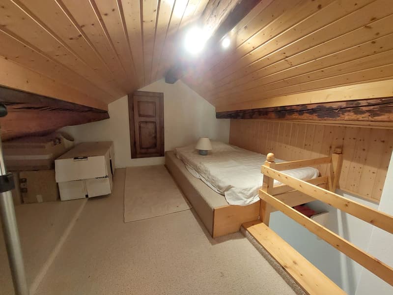 Charmant appartement partiellement rénové au coeur du village de Lens (7)