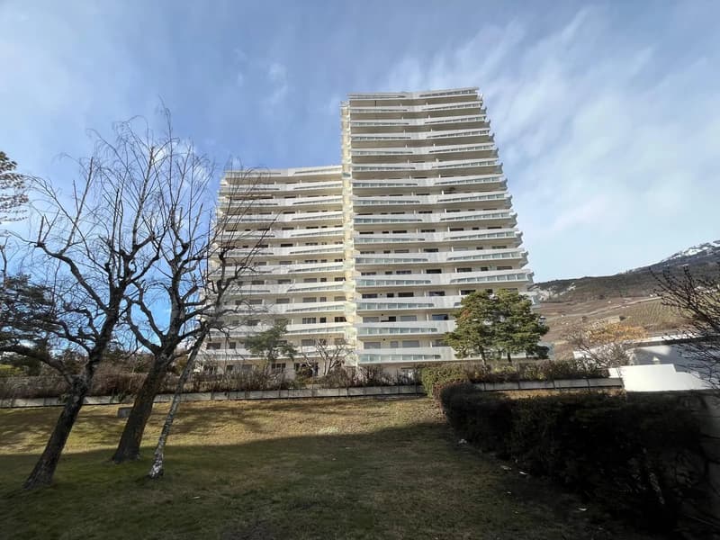 Lumineux 4.5 pièces avec balcon et vue dégagée à Sierre (1)