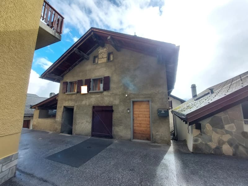 Charmant appartement partiellement rénové au coeur du village de Lens (1)
