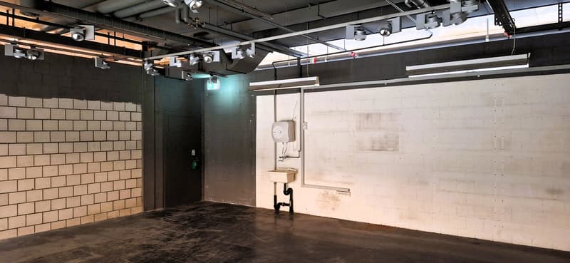 Teilausgebauter Gewerberaum im Aarberg Center zu vermieten (3)