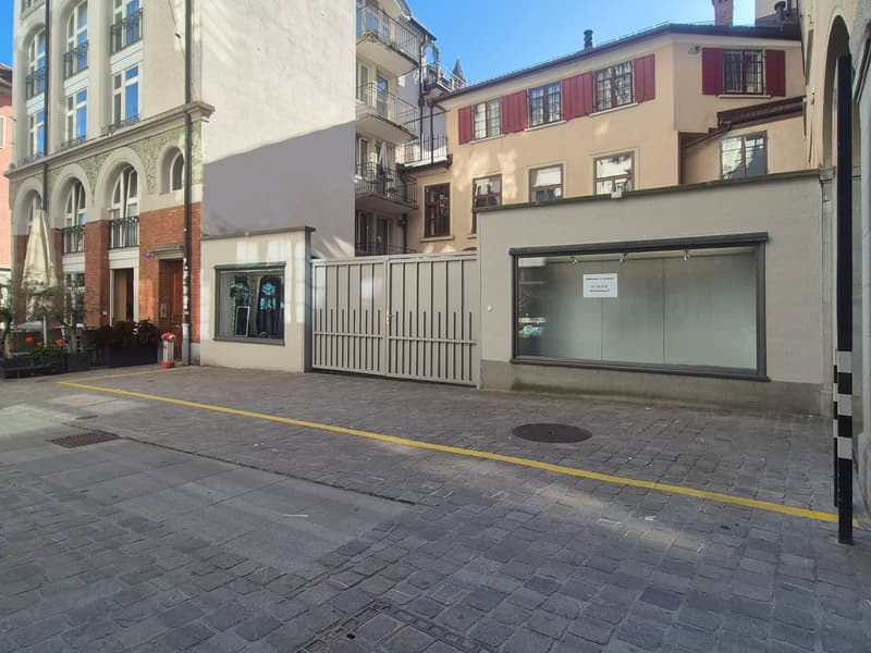 Grosses Schaufenster in der St. Galler Altstadt (2)
