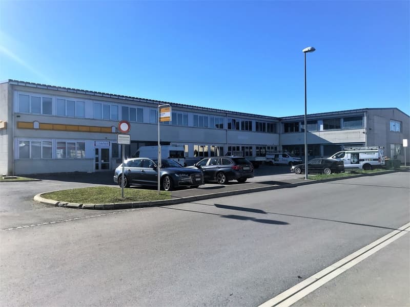 Bureaux lumineux de 136m2 à louer au 1er étage (3)