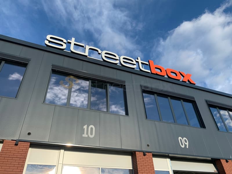 Streetbox de 150 m2 très bien situé ! Box 27 à 26 disponibles ! (2)