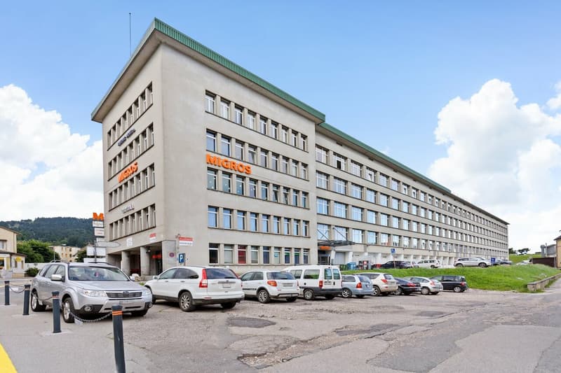 Surfaces de 220m2 - Bail flexible - Quai camion et monte-charge (3)
