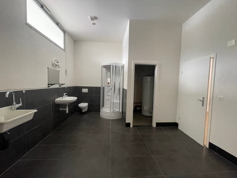 Excellentes surfaces 108m2 - Quai camion et monte-charge (5)