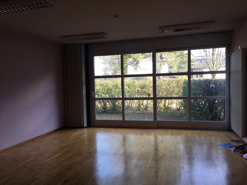 Bureaux de 69m2 - Proche commodités, transports et autoroute (2)