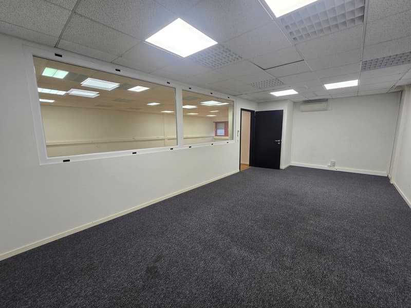Bureau de 119m²- Idéalement placé à Gland (5)