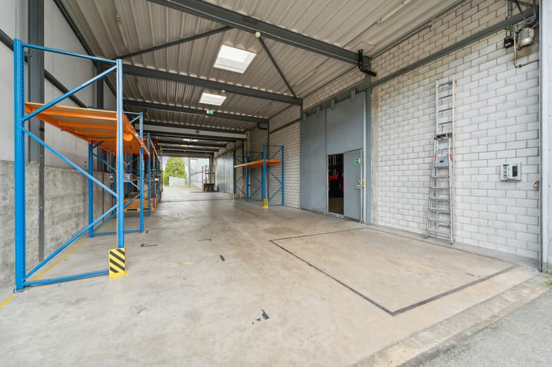 1'400 m2 Dépôt/Stockage - Hauteur  10m - Accès camions/utilitaires (2)