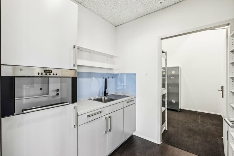 Modern and bright office space in Steinhausen - available for immediate occupancy (4)