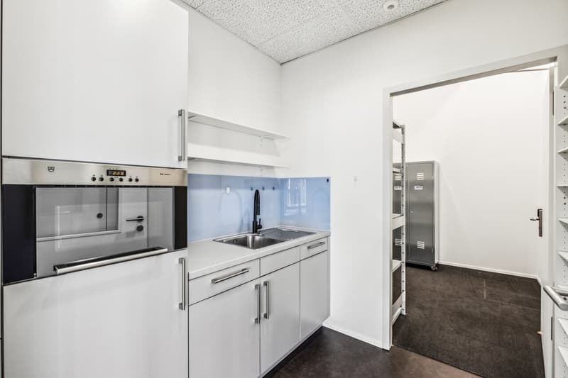 Espace au rez-de-chaussée moderne dans un immeuble de bureaux de haute qualité à Steinhausen (6)