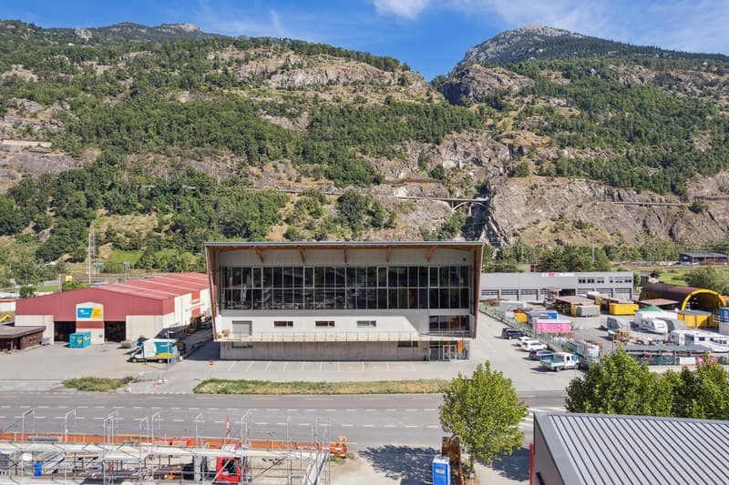 Dépôt d'env 2100 m2 - Bon accès - Proche commodités (2)