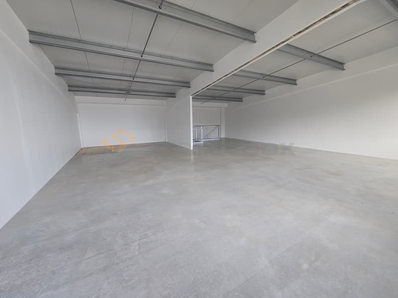 Streetbox double de 230 m2 très bien situé ! Box n52+53 (9)
