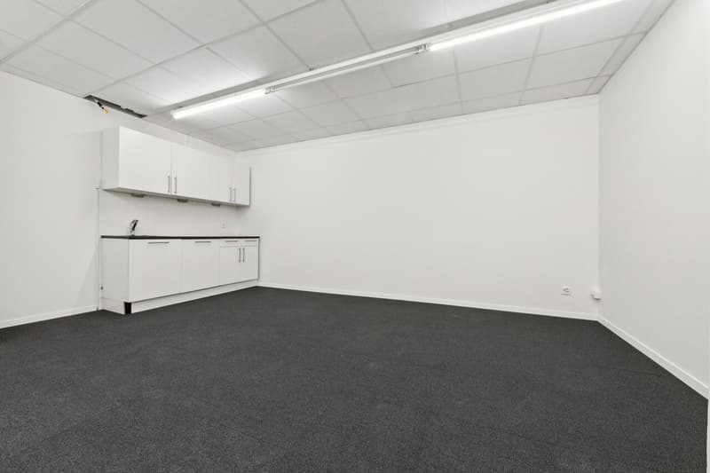 Commercial space or studio with office and production area (9)