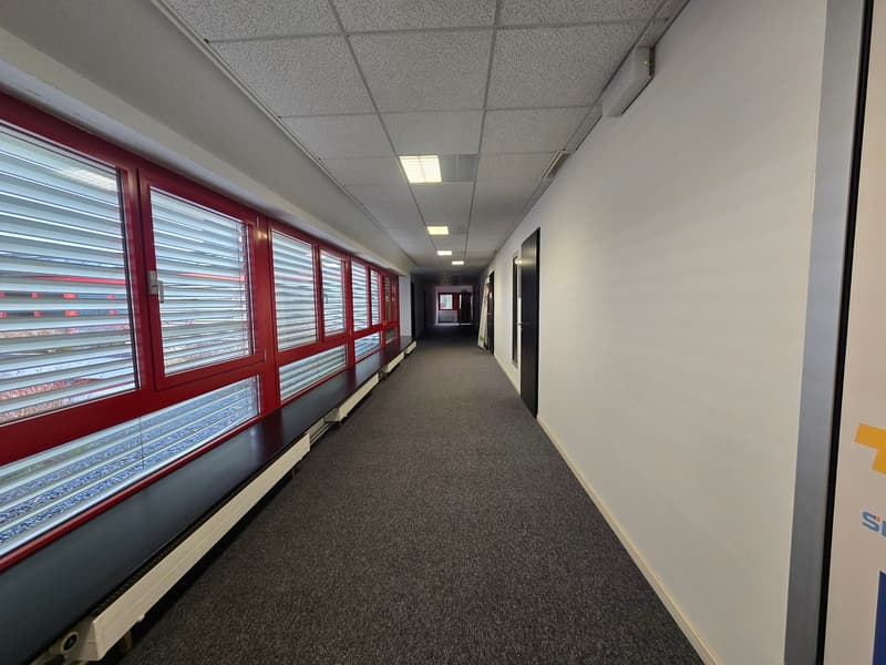 Bureau de 80m²- Idéalement placé à Gland (2)