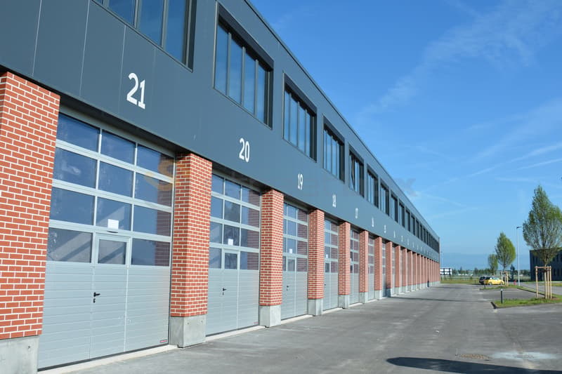 Streetbox de 230 m2 très bien situé ! (2)