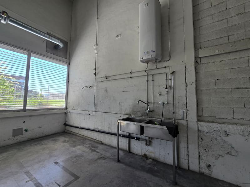Halle industrielle/logistique de 1066m2² à louer - Rez-de-chaussée - accès direct - Boudry (4)