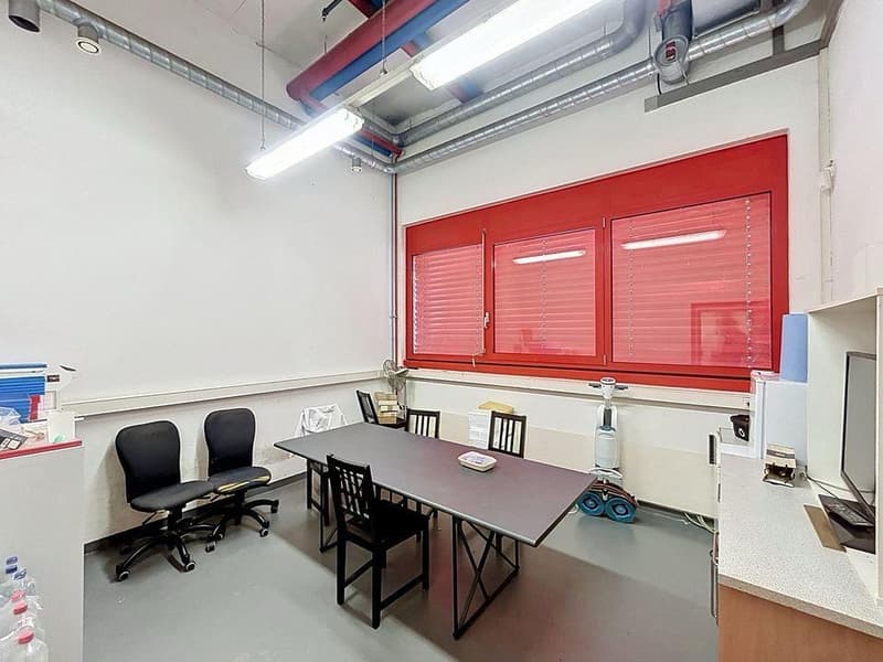 Atelier 420 m2 au rez - Accès porte sectionnelle - Proche de tout (5)