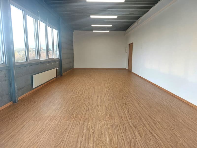 Bureau de 61 m2 - zone déchargement avec plateforme - Bail flexible (3)