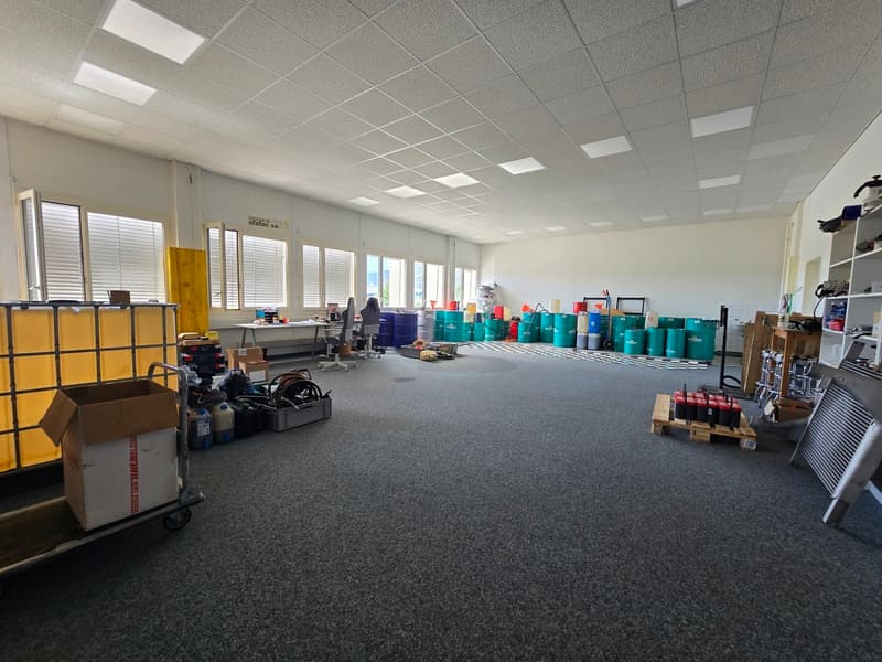 Atelier / local commercial de 148 m² à louer - très bien situé à Gland (3)