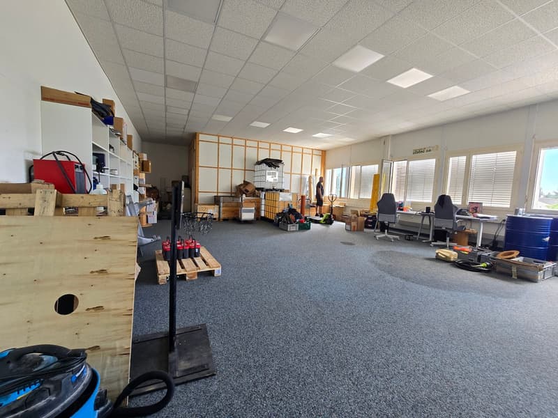 Atelier / local commercial de 148 m² à louer - très bien situé à Gland (5)