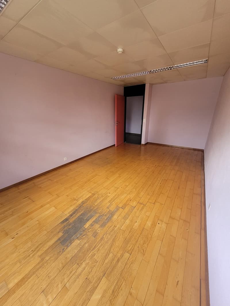 Bureau de 22m2 - Proche commodités, transports et autoroute (2)