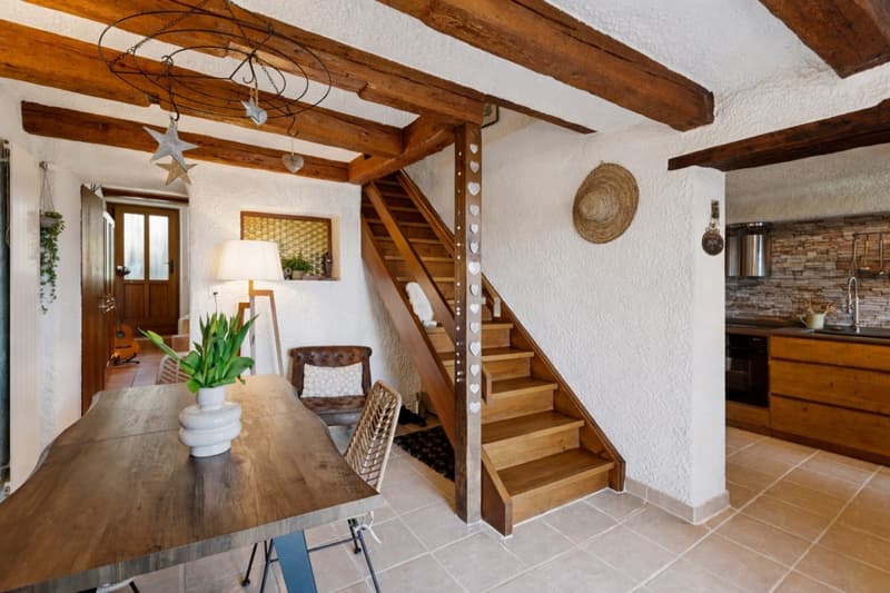 Maison villageoise de caractère située face au lac de Neuchâtel ! (3)