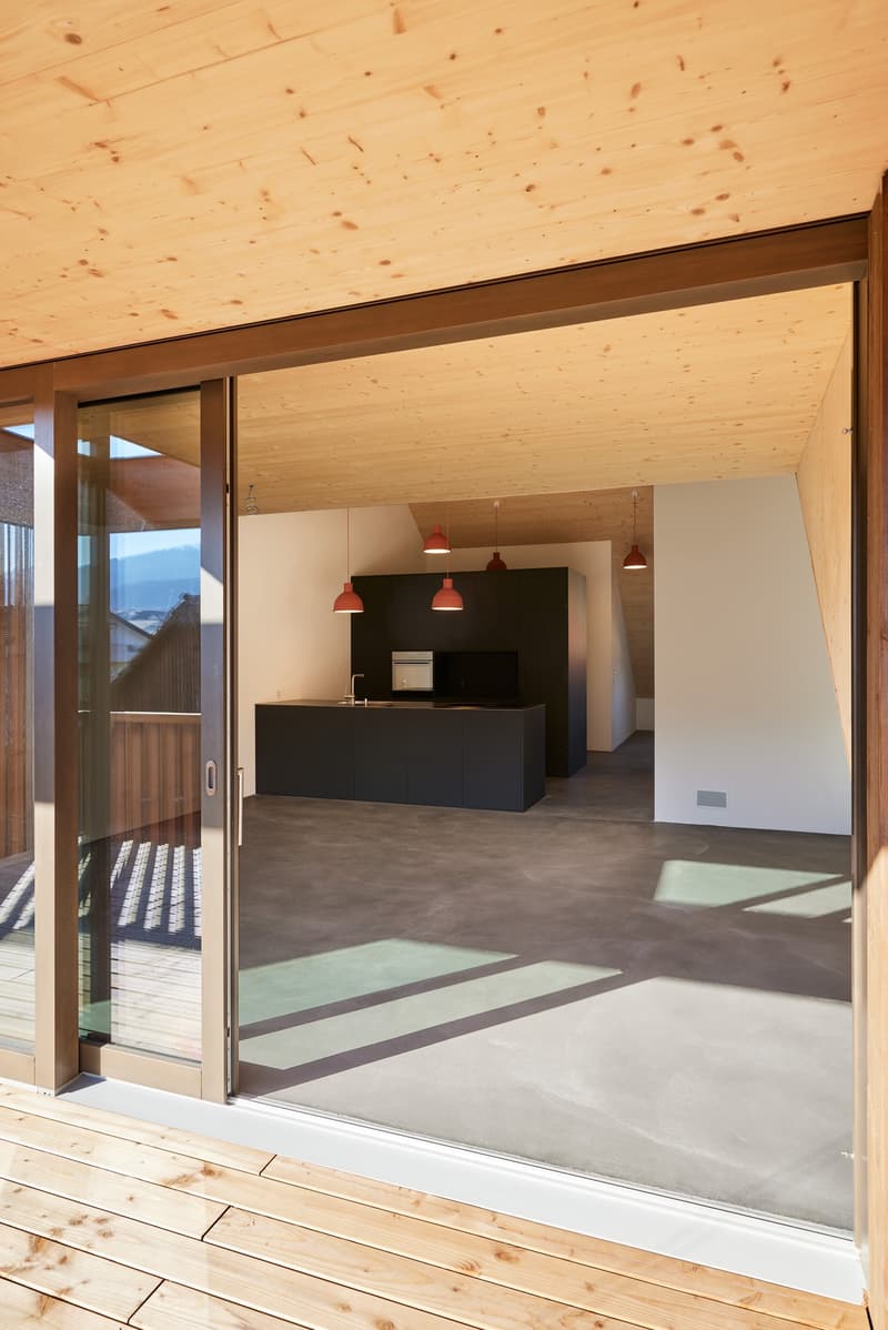 Perspektive vom Balkon zum Essbereich/zur Küche