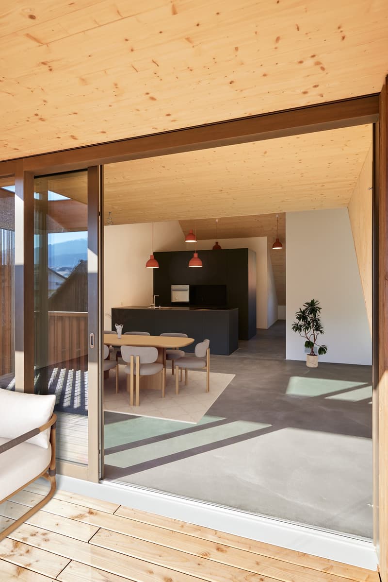Blick vom Balkon ins Wohnzimmer