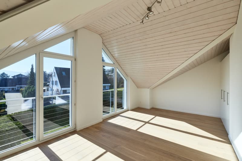 Zimmer mit Einbauchschrank (Beschattung durch Rollladen)