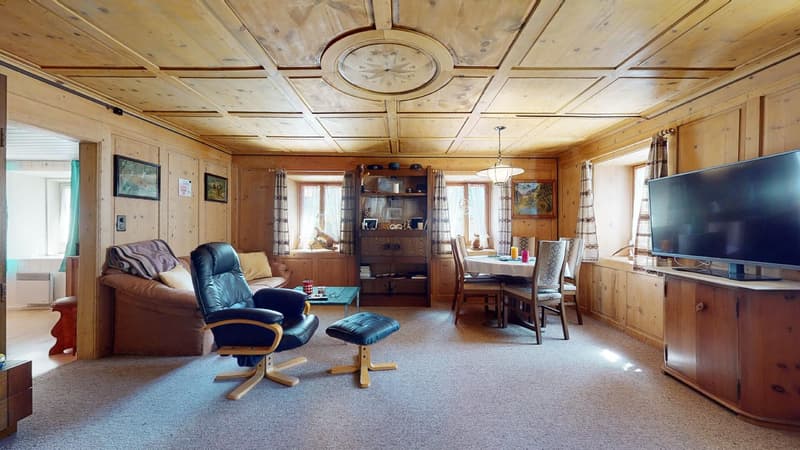 Wohnzimmer EG mit alter Holzdecke mit schöner Rosette