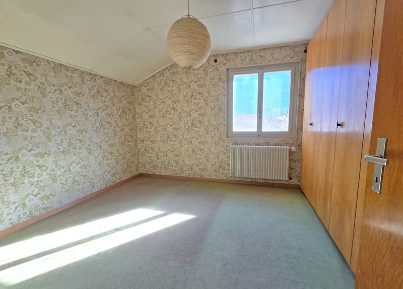 empty room, floral wallpaper, white ceiling, white radiator, wooden wardrobe, window