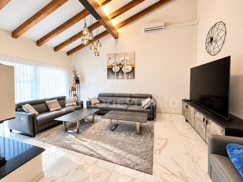 SPACIEUSE VILLA RÉNOVÉE DE 6,5 PIÈCES (2)