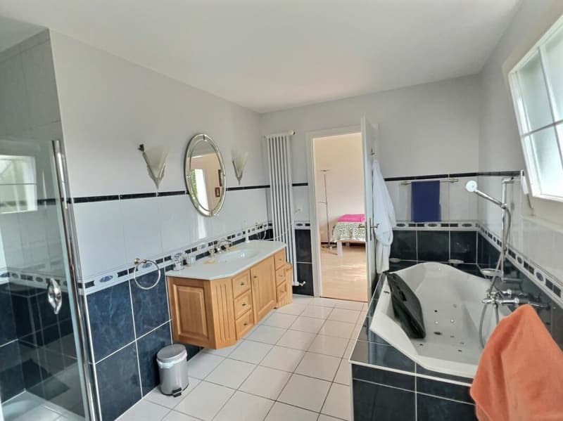 Élégante villa nichée dans un quartier d'exception, face au lac (17)