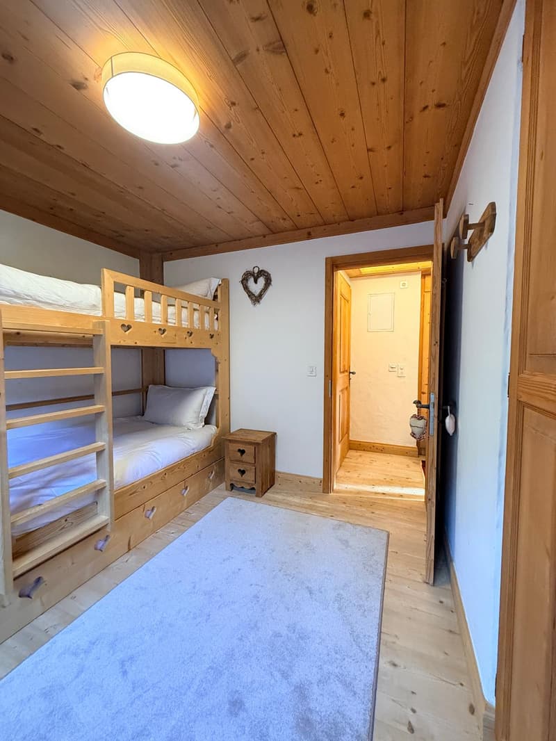 Charmant appartement de 3,5 pièces avec terrasse et vue sur les montagnes et la vallée à Rougemont (6)
