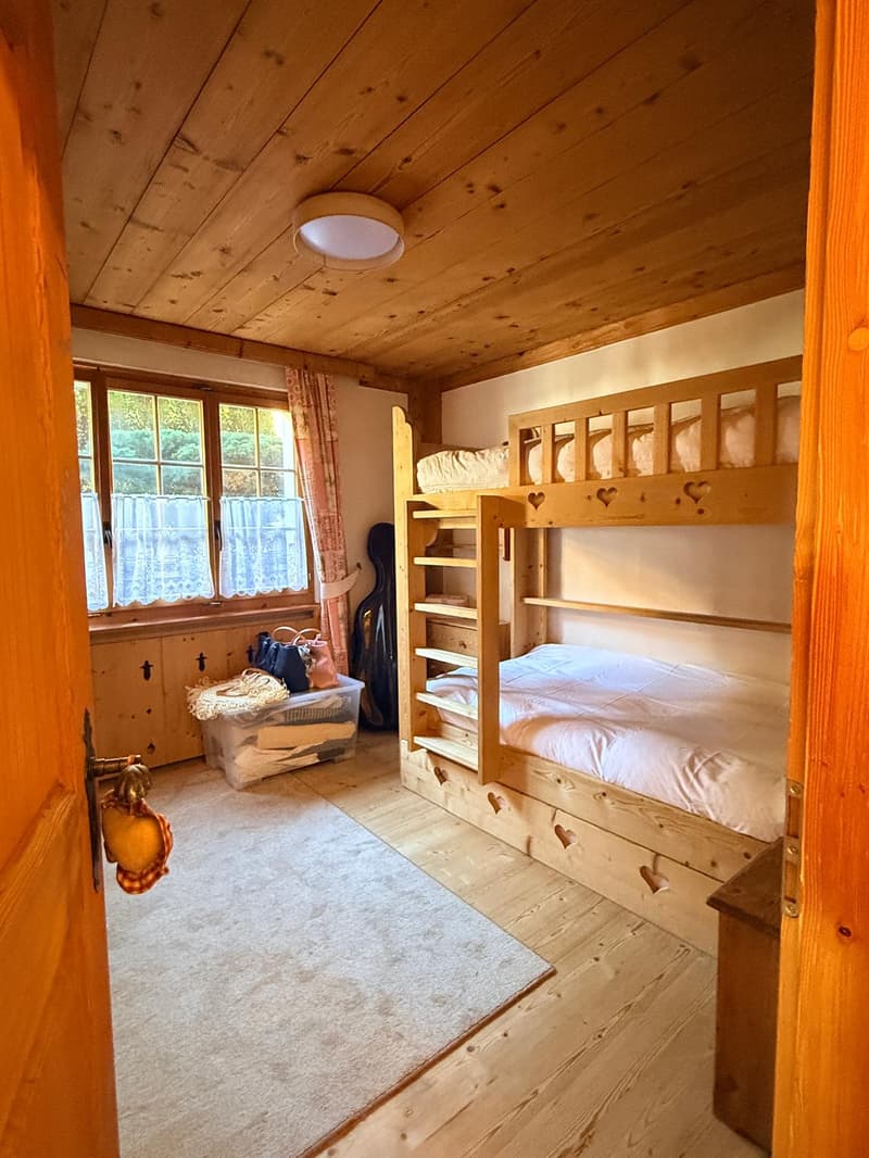 Charmant appartement de 3,5 pièces avec terrasse et vue sur les montagnes et la vallée à Rougemont (5)