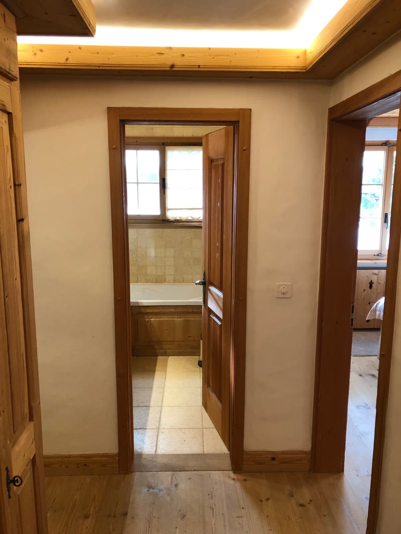 Charmant appartement de 3,5 pièces avec terrasse et vue sur les montagnes et la vallée à Rougemont (10)