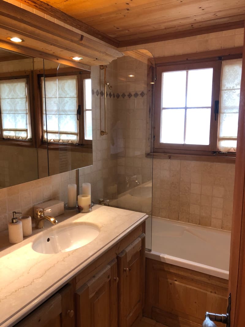 Charmant appartement de 3,5 pièces avec terrasse et vue sur les montagnes et la vallée à Rougemont (9)