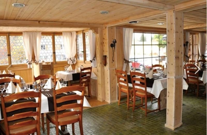 Le fleuron qu'était le restaurant Le Chaussy est à vendre aux Mosses (13)
