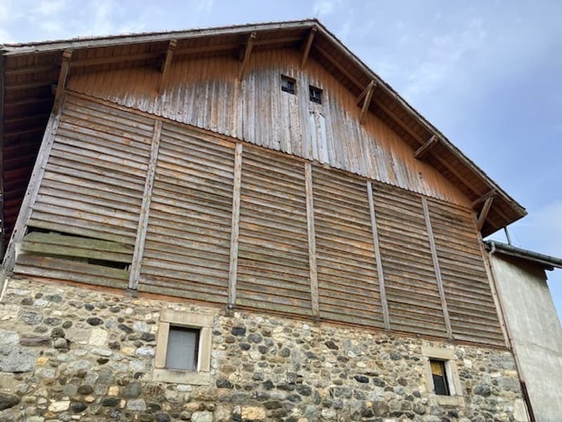 Deux bâtiments avec grand potentiel de rendement. Hors zone à bâtir. (7)