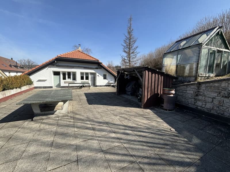 Belle maison familiale avec 6 grands garages (4)